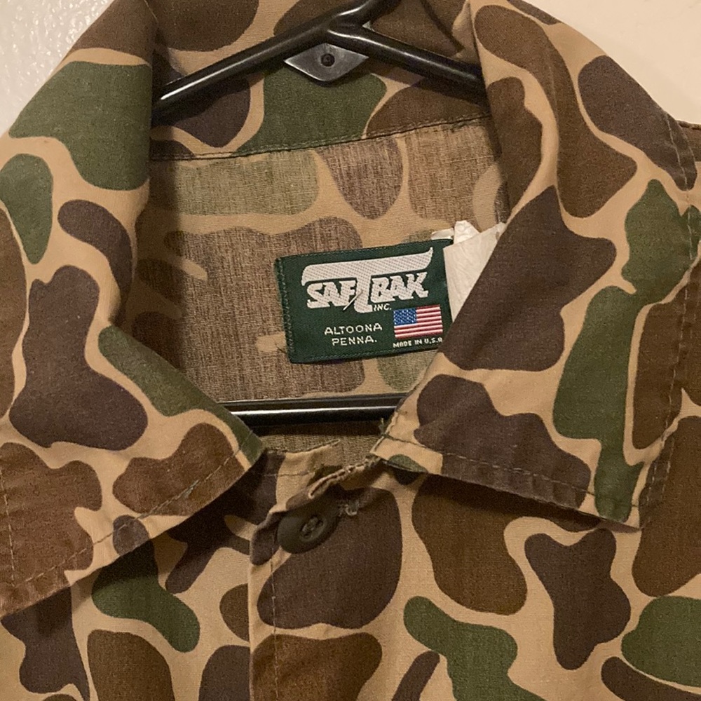 Camouflage men’s shirt 2x long sleeve, button up. 2 pockets on bottom front